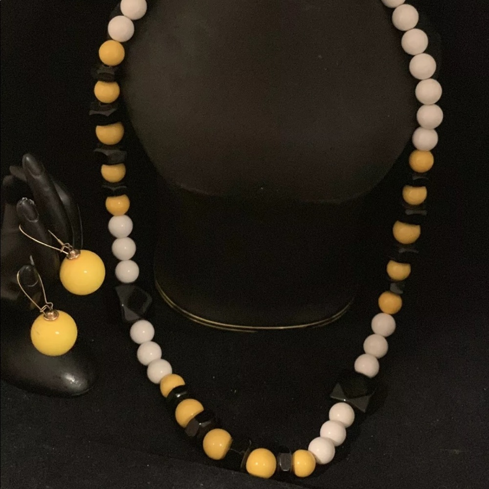 Signed Joan Collectables necklace
